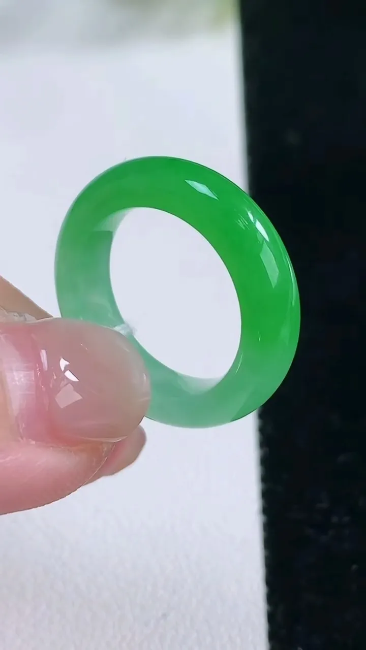 天然A货翡翠指环戒指，尺寸16.4-4.7-3.3，重量:3.71g2025年11月26日
工厂直销收藏佳品,种好水足，色泽均匀，有种有色，上手高大气！