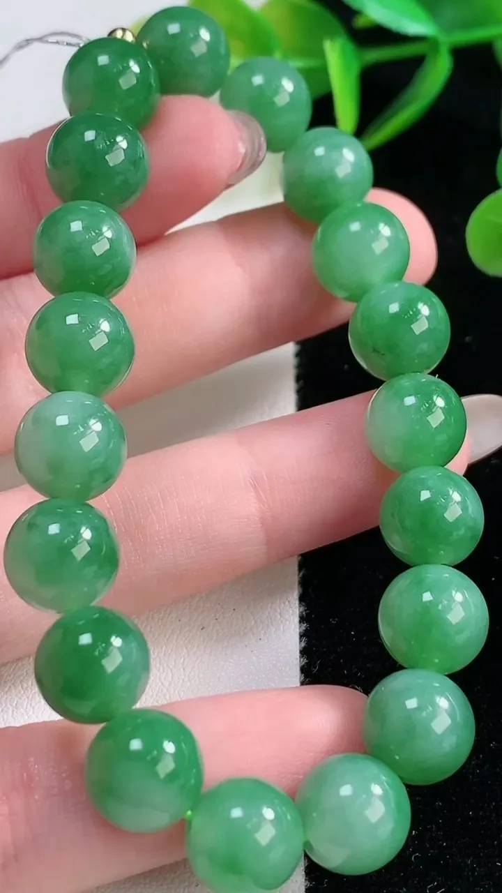 天然A货翡翠圆珠手串，尺寸9.8-19颗，重量:32.00g11月26日
工厂直销收藏佳品,种好水足