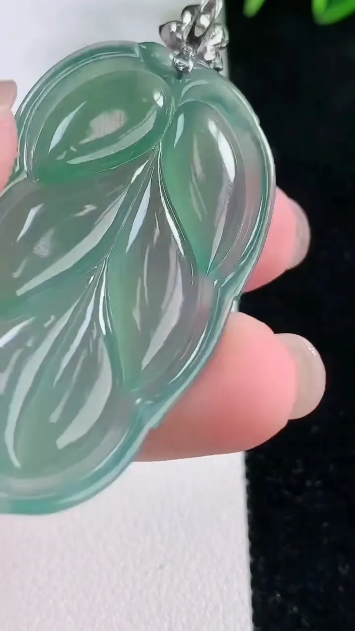 天然A货翡翠金枝玉叶 叶子吊坠，尺寸46.2-26-4.5，重量:14.80g
11月26日