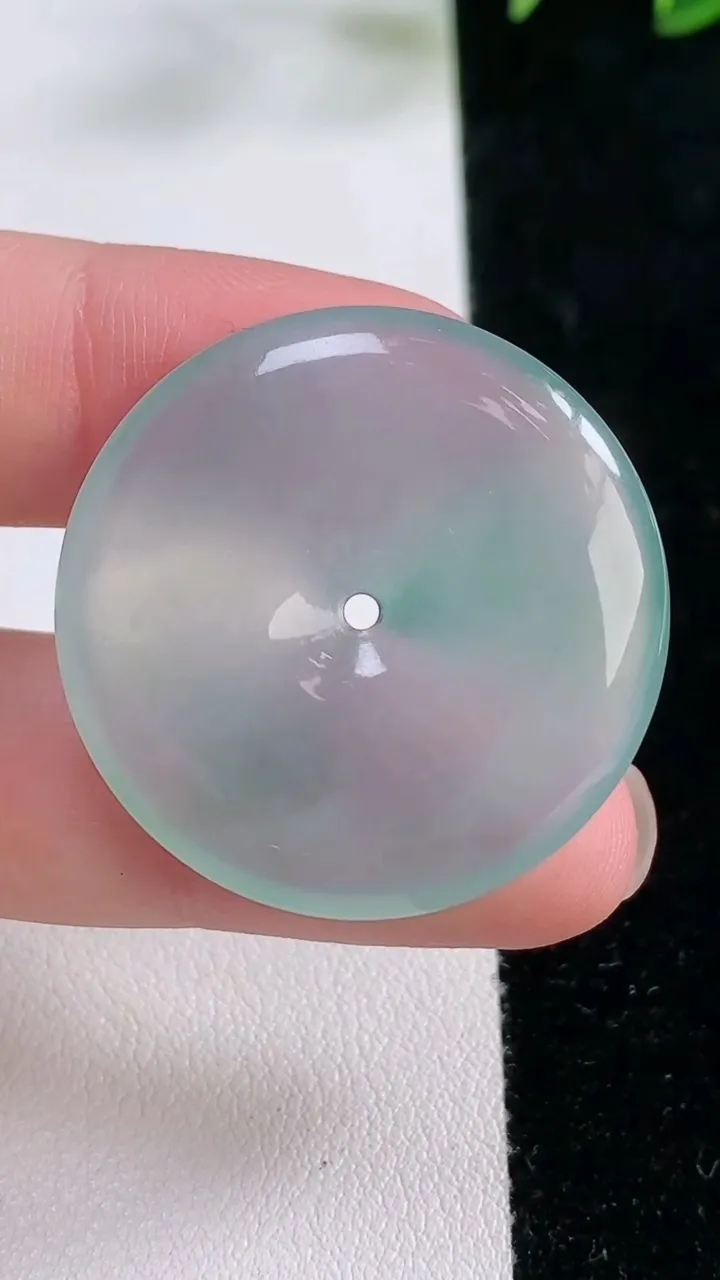 天然A货翡翠平安扣吊坠，尺寸31.2-5.1，重量:10.14g
11月26日