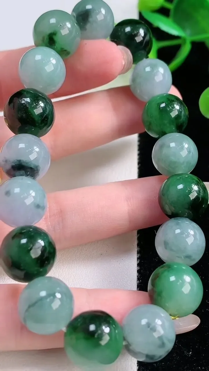 天然A货翡翠飘花圆珠手串，尺寸12.3-17颗，重量:58.43g11月26日
工厂直销收藏佳品,种