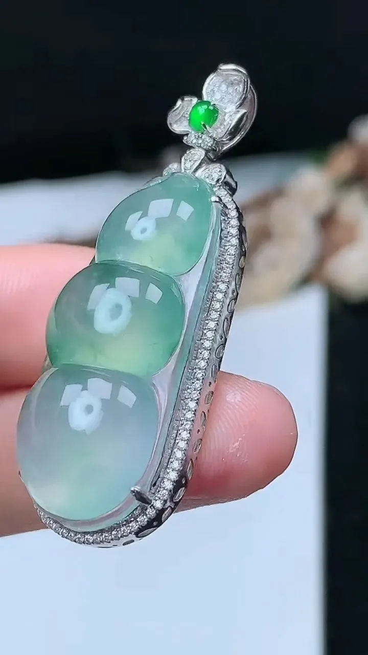 天然A货翡翠福豆吊坠，尺寸45.9-17-10.2裸石32.8-14.8，重量:8.86g
11月26日