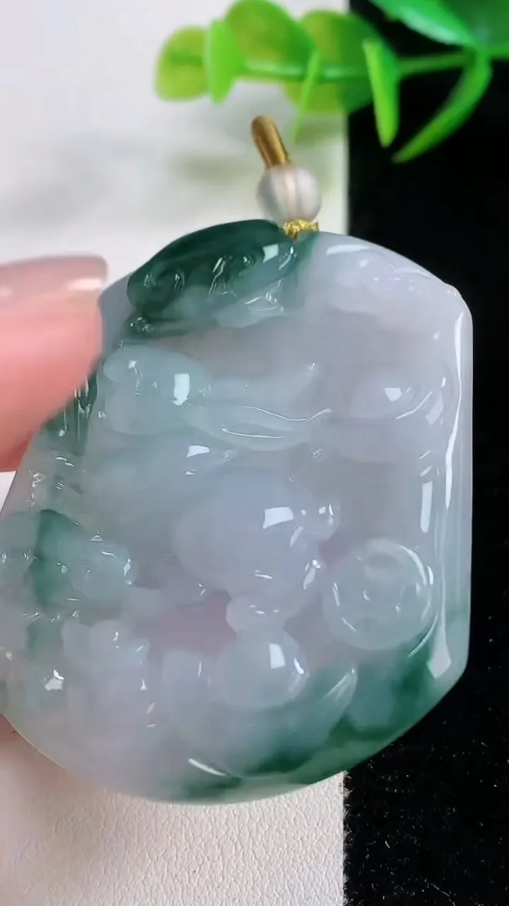 天然A货翡翠飘花生肖兔吊坠，尺寸53-45.9-5.6，重量:28.30g
11月26日