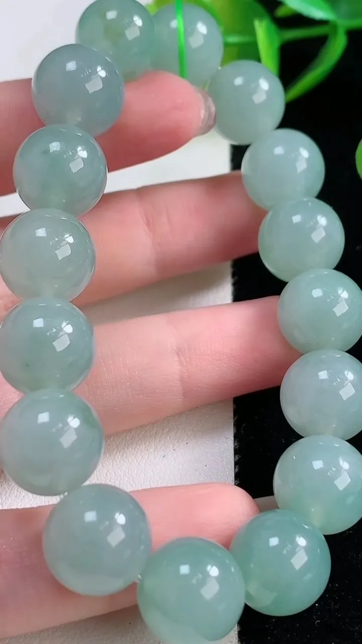 天然A货翡翠圆珠手串，尺寸12.3-16颗，重量:52.93g11月26日
工厂直销收藏佳品,种好水足，色泽均匀，有种有色，上手高大气！