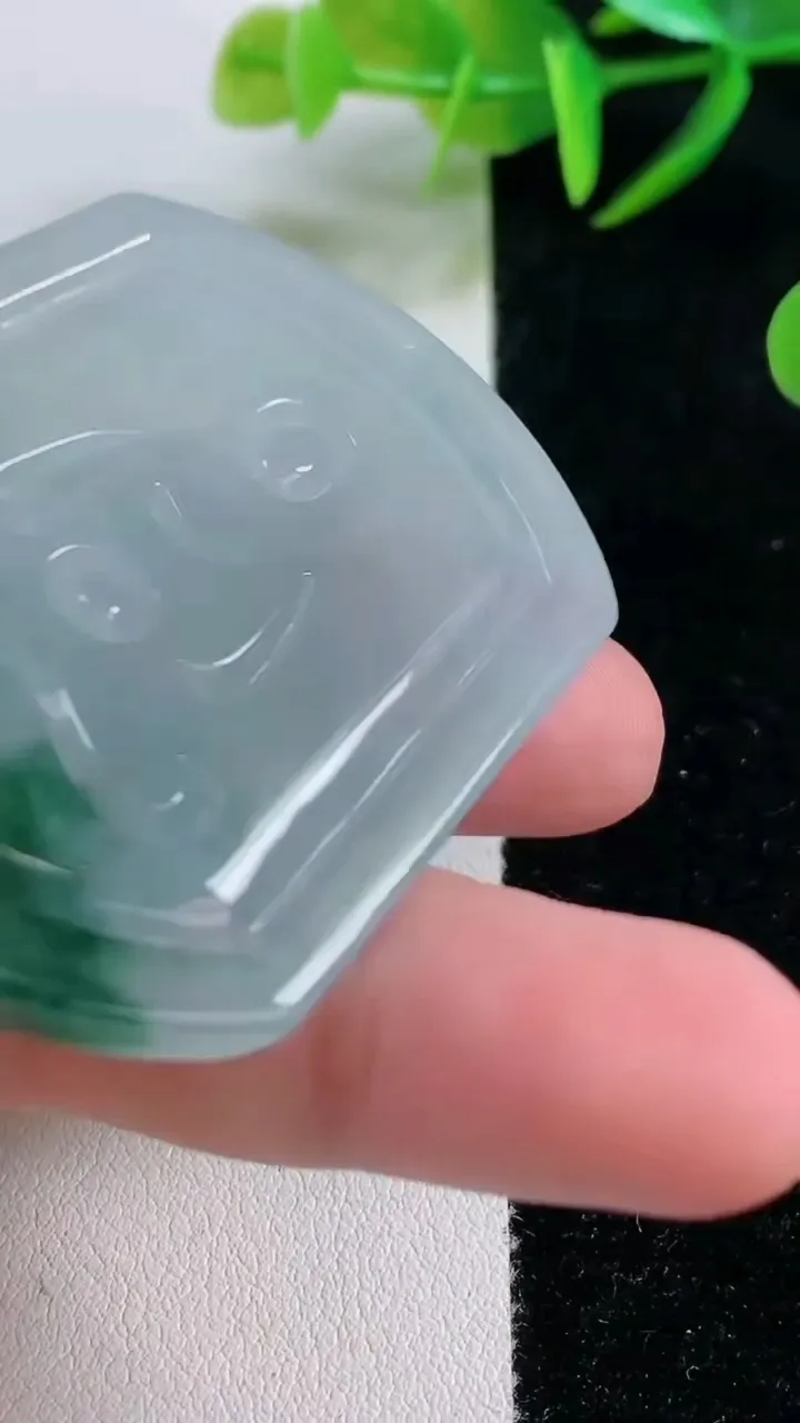 天然A货翡翠冰种飘花阿弥陀佛吊坠，尺寸55.5-44.7-5.5，重量:28.58g
11月26日