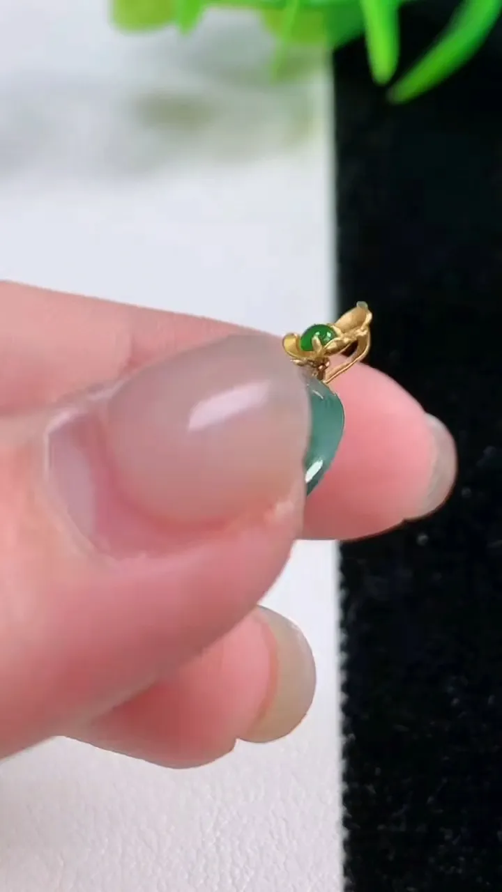 天然A货翡翠种飘花平安扣吊坠，尺寸22.8-5.6，重量:6.80g
11月26日