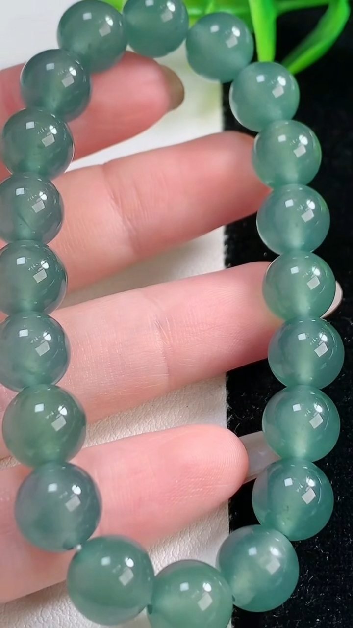 天然A货翡翠种蓝水圆珠手串，尺寸9.5-20颗，重量:31.14g11月26日
工厂直销收藏佳品,种好水足，色泽均匀，有种有色，上手高大气！