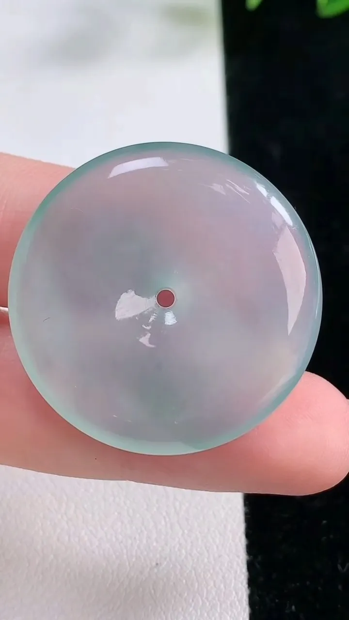 天然A货翡翠平安扣吊坠，尺寸31.2-5.1，重量:10.14g
11月26日