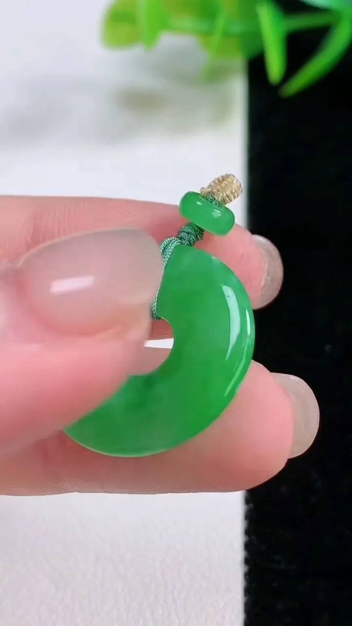 天然A货翡翠平安环吊坠，尺寸21.3-2.7，重量:2.78g
11月26日