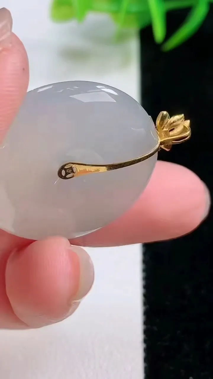 天然A货翡翠种白冰平安扣吊坠，尺寸28.5-5.5，重量:11.08g
11月26日