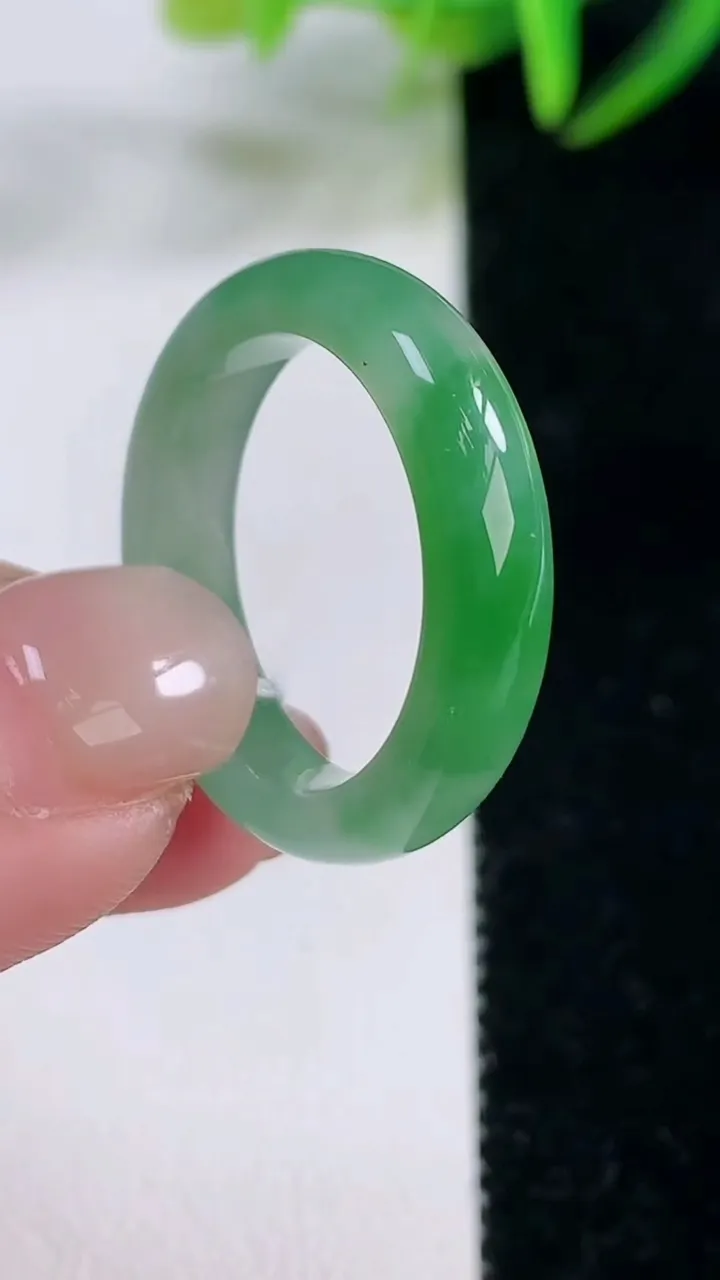 天然A货翡翠指环戒指，尺寸18.8-4.6-2.9，重量:3.83g2025年11月26日
工厂直销收藏佳品,种好水足，色泽均匀，有种有色，上手高大气！