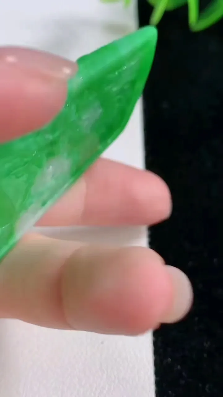 天然A货翡翠山水牌吊坠，尺寸62.4-42-5.3，重量:31.09g
11月26日