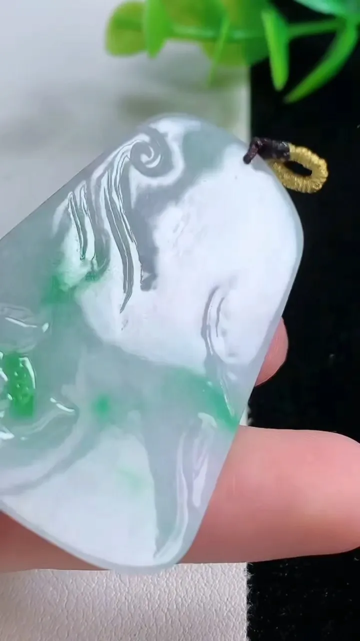 天然A货翡翠不动明王吊坠，尺寸55-34.8-4.5，重量:18.38g
11月26日