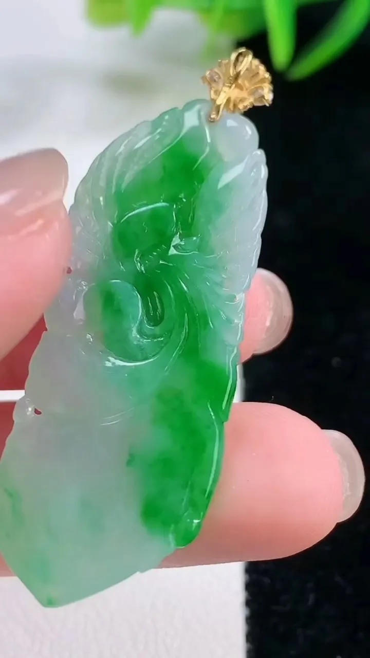 天然A货翡翠凤凰吊坠，尺寸44.4-17.2-3.2，重量:5.96g
11月26日