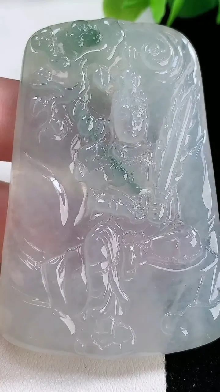 天然A货翡翠虚空藏菩萨吊坠，尺寸64-43-5.2，重:35.02g
11月26日