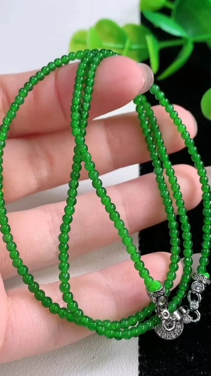 天然A货翡翠小米珠项链，尺寸2.3-228颗，重量:7.52g11月26日
工厂直销收藏佳品,种好水足，色泽均匀，有种有色，上手高大气！