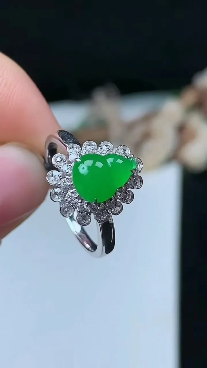 天然A货翡翠葫芦戒指，尺寸17-8.6-6.4，重量:2.56g2025年11月26日
工厂直销收藏佳品,种好水足，色泽均匀，有种有色，上手高大气！