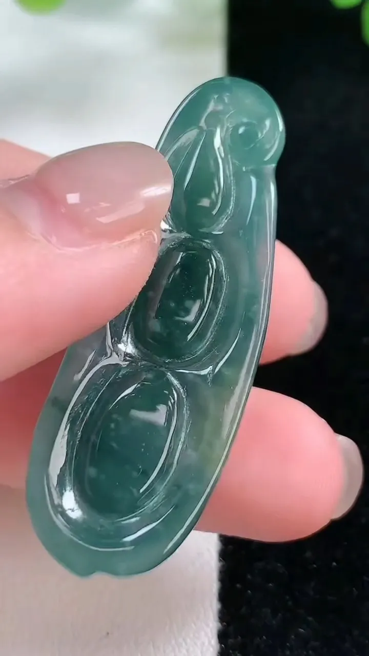 天然A货翡翠福豆吊坠，尺寸47.4-16.1-9.7，重:12.16g
11月26日