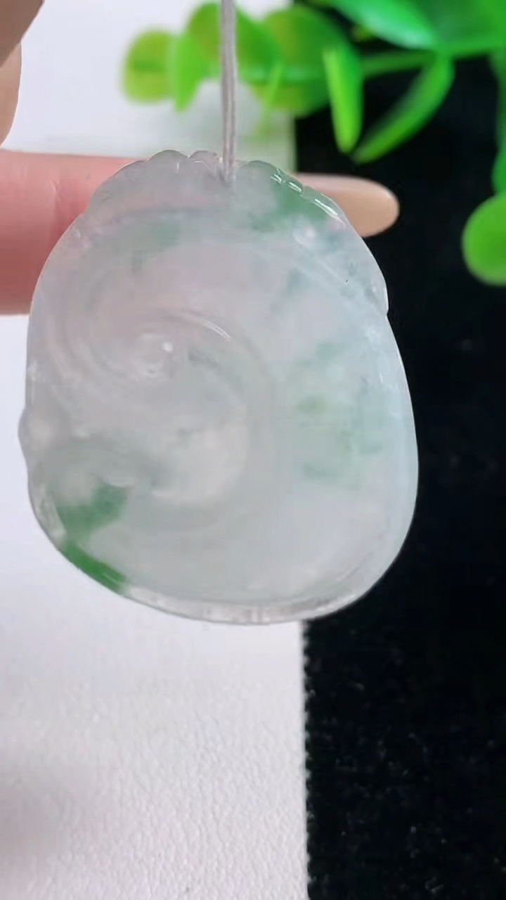 天然A货翡翠冰种飘花如意吊坠，尺寸46.7-33-5.9，重量:17.14g
11月26日