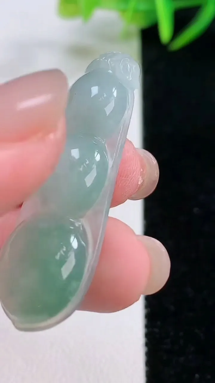 天然A货翡翠福豆吊坠，尺寸41.8-13.7-6，重量:5.94g
11月26日