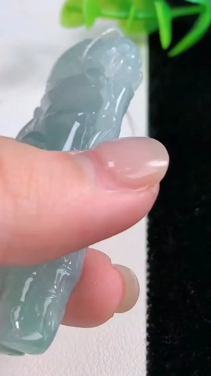 天然A货翡翠节节高升 竹节吊坠，尺寸65-23.5-11.3，重量:40.78g
11月26日