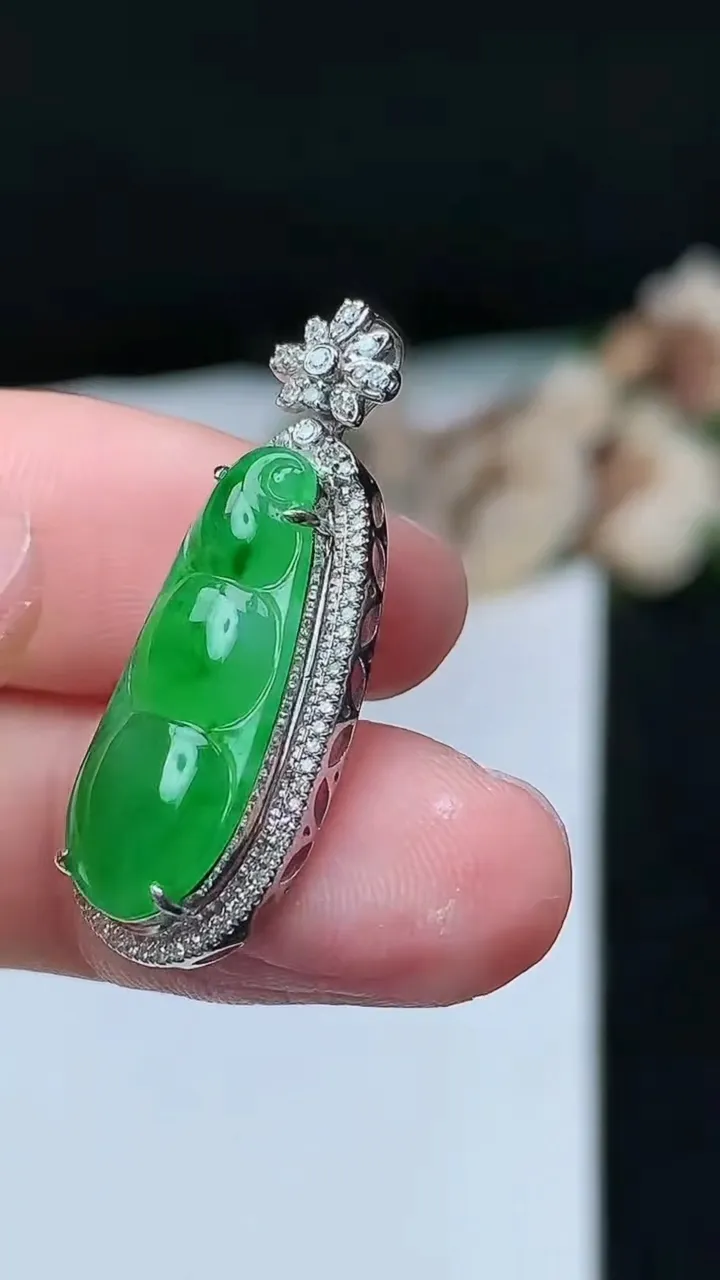 天然A货翡翠福豆吊坠，尺寸29.5-10.8-6.6，裸石20.9-8.5，重量:2.60g
11月26日