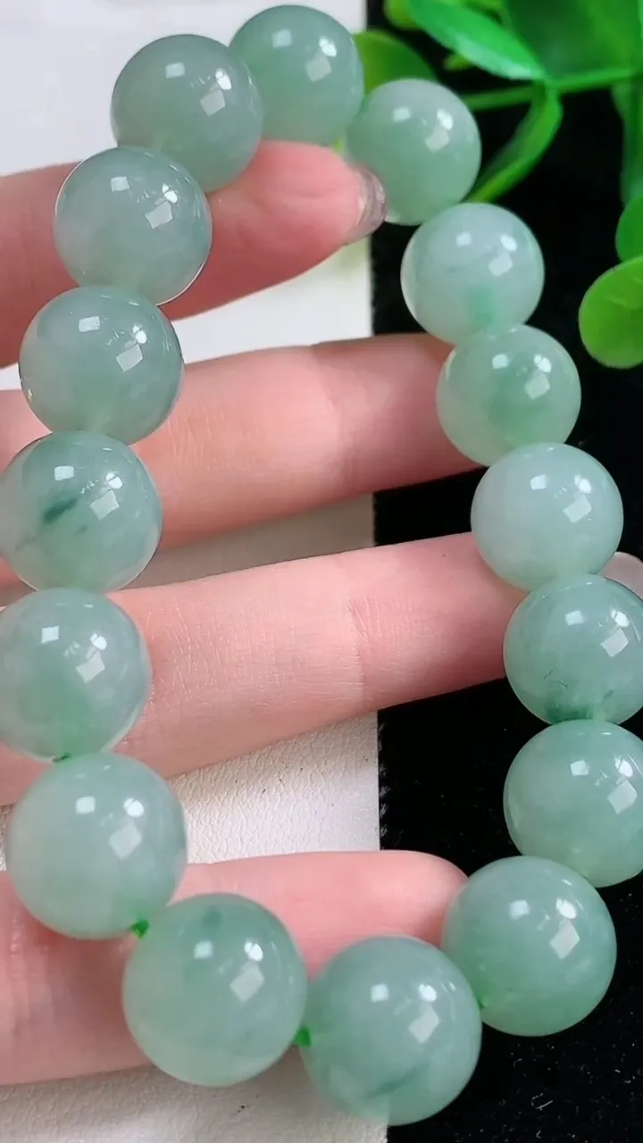 天然A货翡翠圆珠手串，尺寸12.6-16颗，重量:58.70g11月26日
工厂直销收藏佳品,种好水