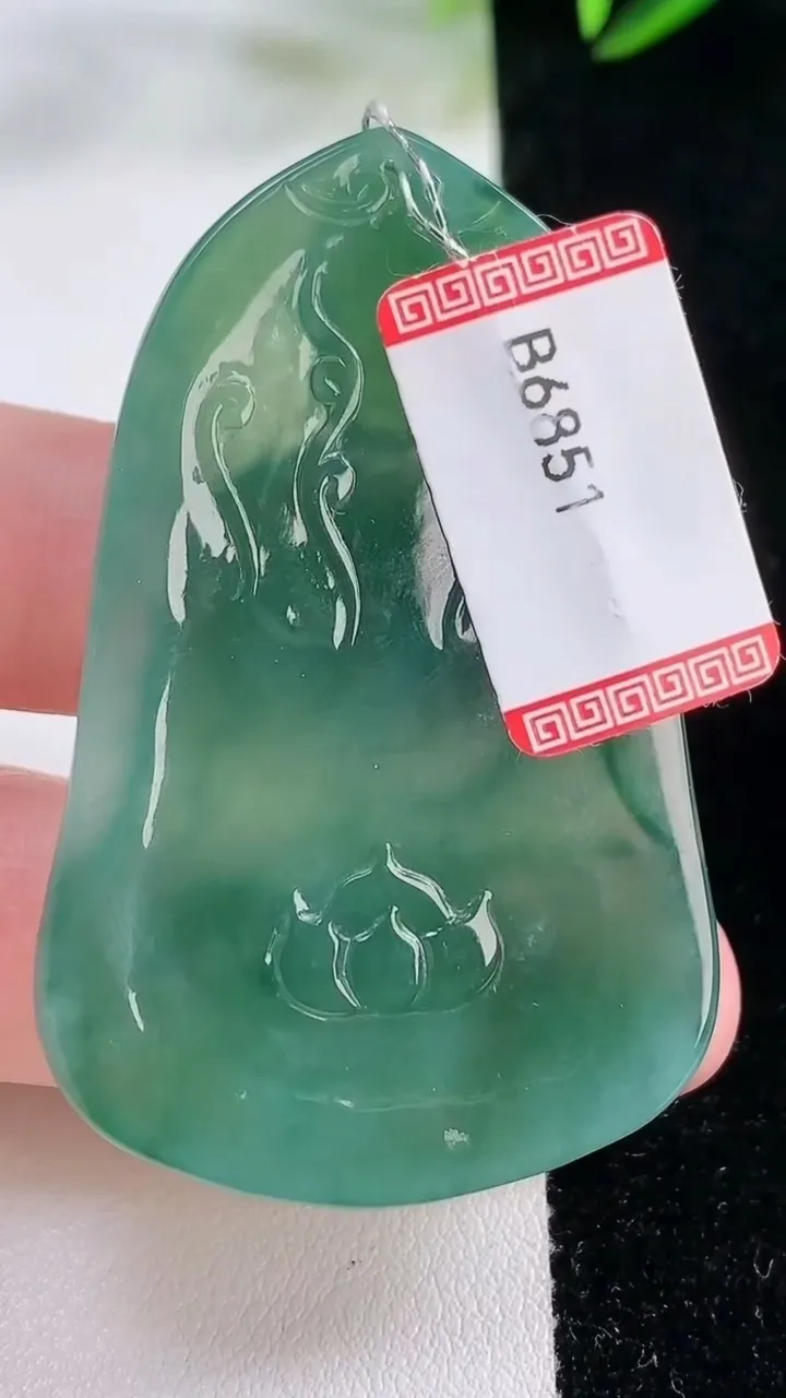 天然A货翡翠大势至菩萨吊坠，尺寸54-34.8-5.6，重量:20.99g
11月26日