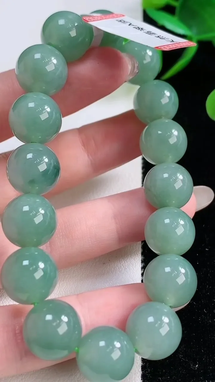天然A货翡翠圆珠手串，尺寸12.3-16颗，重量:52.67g11月26日
工厂直销收藏佳品,种好水足，色泽均匀，有种有色，上手高大气！