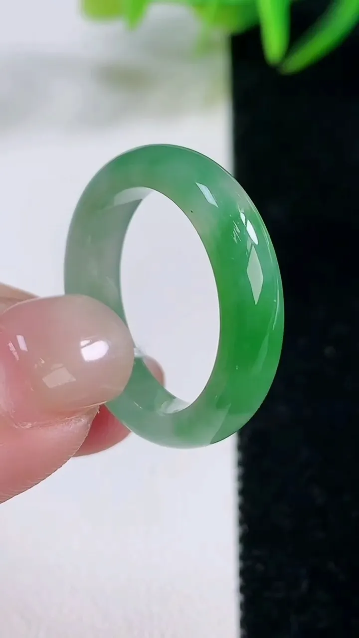 天然A货翡翠指环戒指，尺寸18.8-4.6-2.9，重量:3.83g2025年11月26日
工厂直销收藏佳品,种好水足，色泽均匀，有种有色，上手高大气！