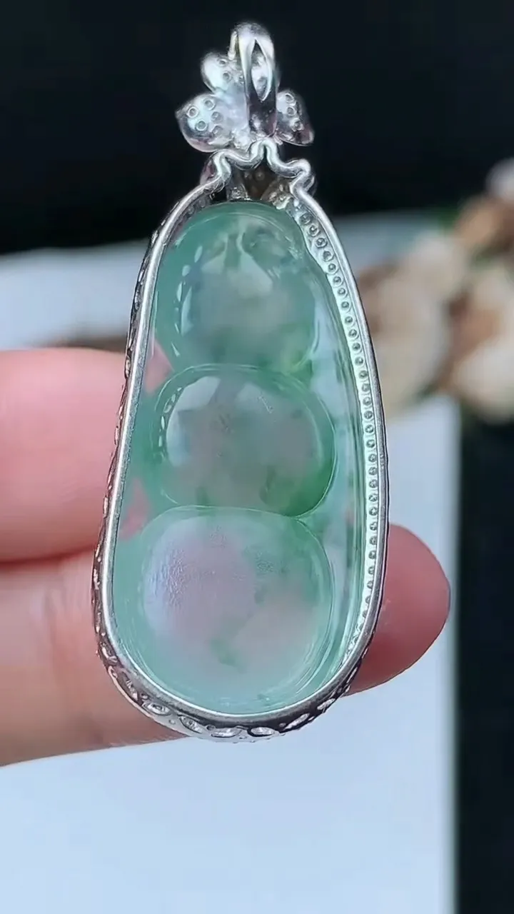 天然A货翡翠福豆吊坠，尺寸45.9-17-10.2裸石32.8-14.8，重量:8.86g
11月26日