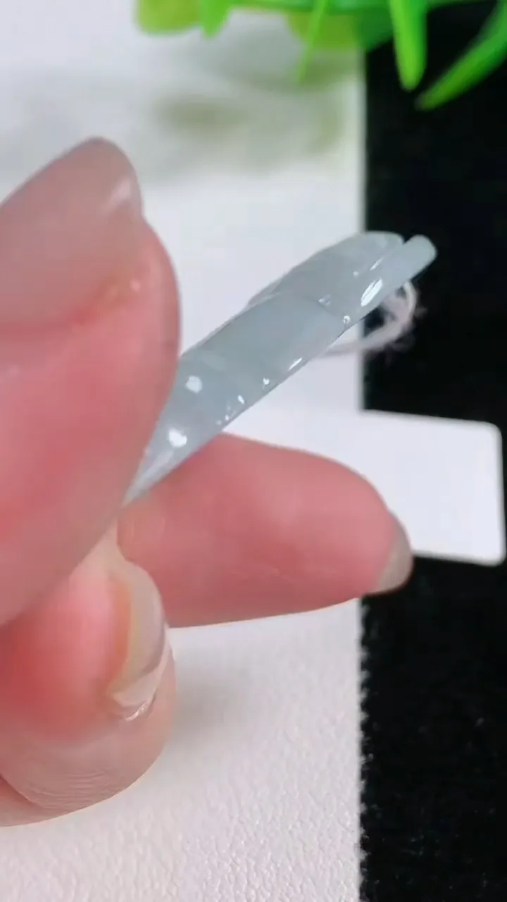 天然A货翡翠观音菩萨吊坠，尺寸51.6-35.3-5.8，重量:18.86g
11月26日