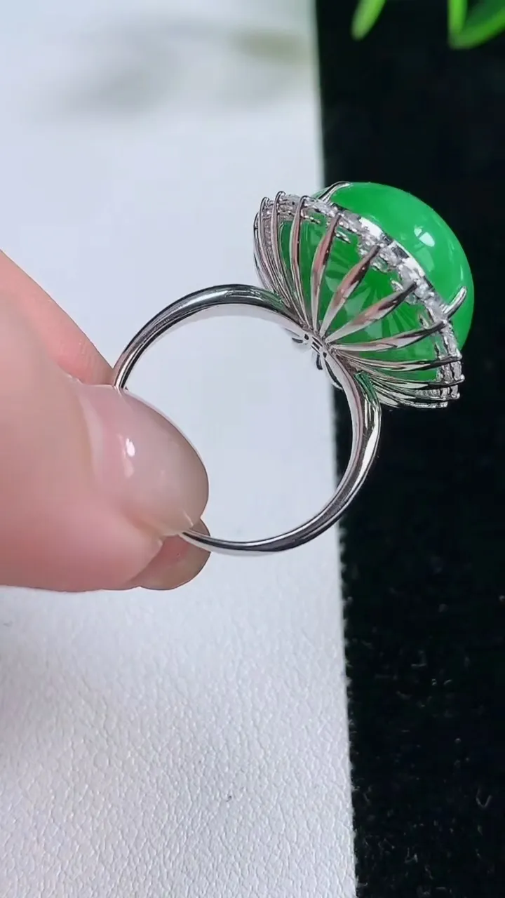 天然A货翡翠蛋面戒指，尺寸18.5-20.8-16.3-12.5，重量:8.16g2025年11月26日
工厂直销收藏佳品,种好水足，色泽均匀，有种有色，上手高大气！