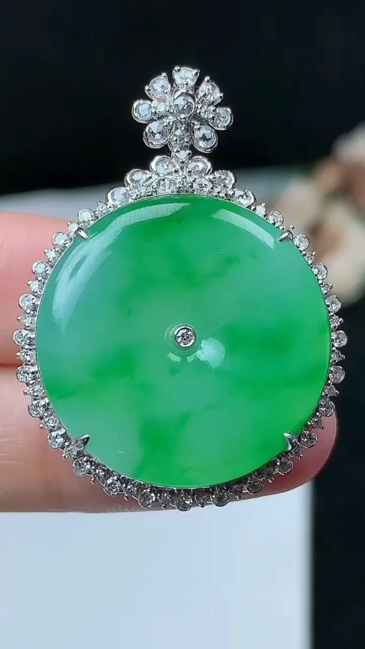 天然A货翡翠平安扣吊坠，尺寸36.5-26.7-9.6裸石22.7，重量:10.86g
11月26日