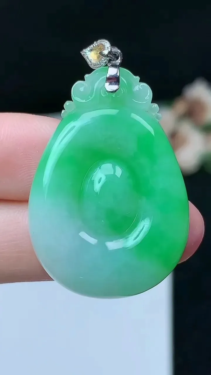 天然A货翡翠福贝吊坠，尺寸34.4-24-5.2，重量:8.00g
11月26日