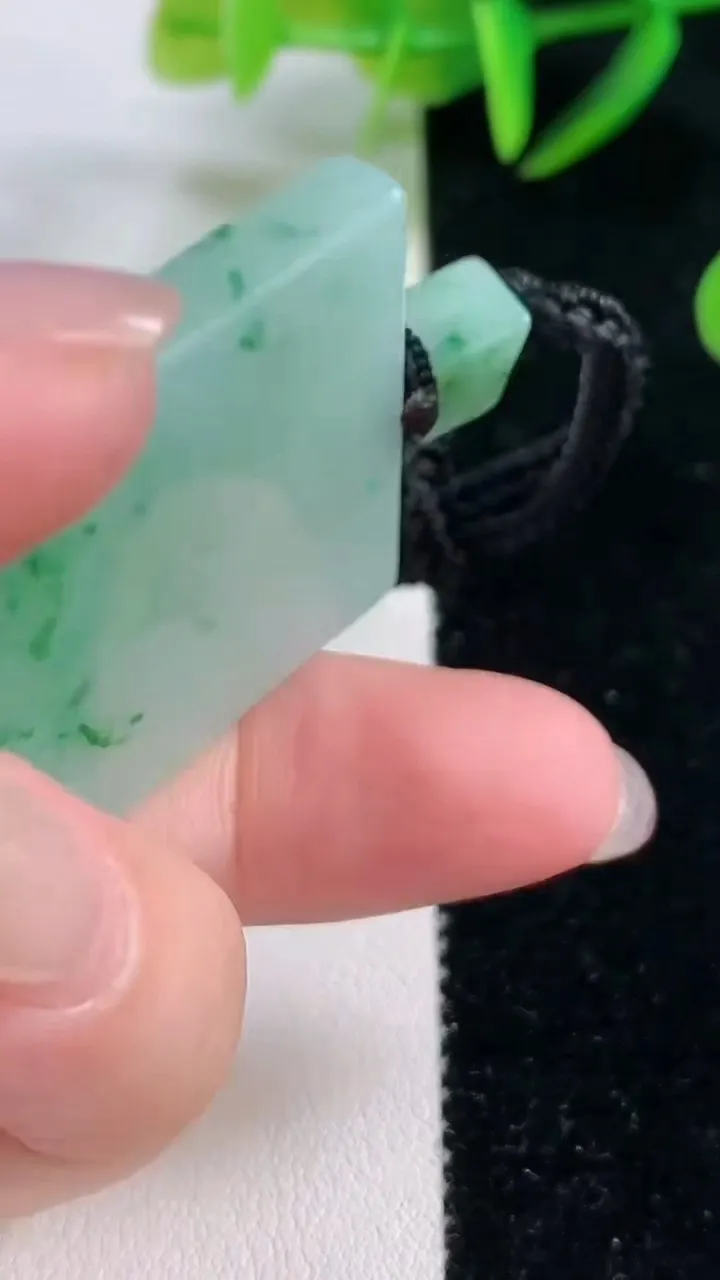 天然A货翡翠仿古无事牌吊坠，尺寸49.3-30.7-5.1，重量:30.33g
11月26日