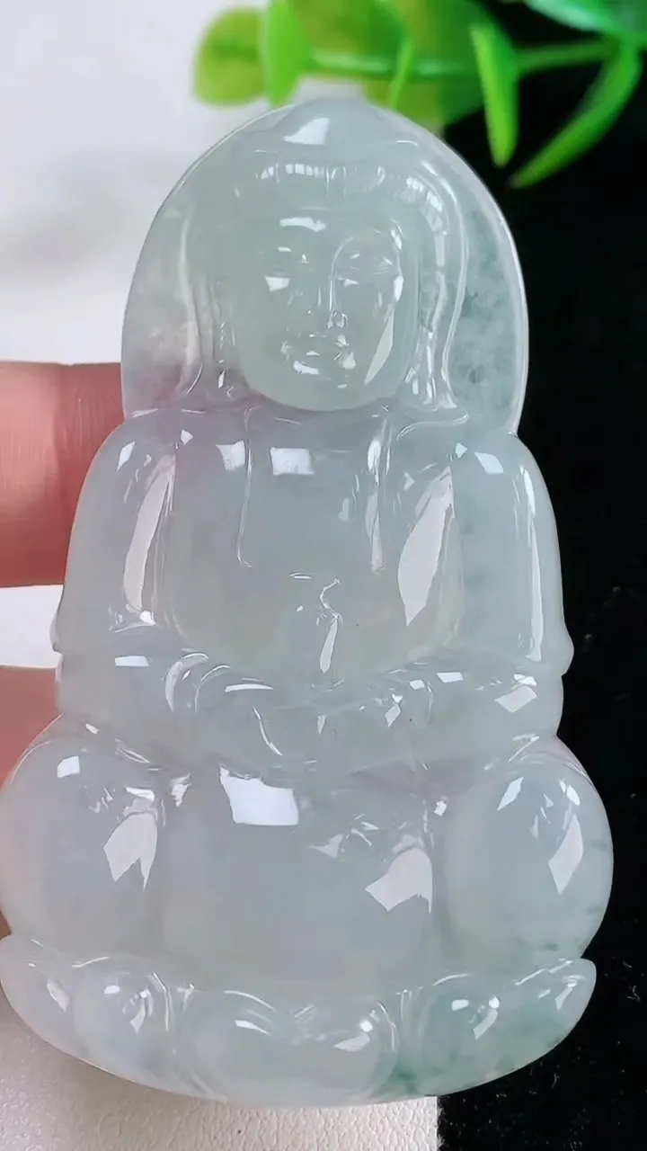 天然A货翡翠冰种飘花观音菩萨吊坠，尺寸67.5-39.3-5.6，重量:26.75g
11月26日