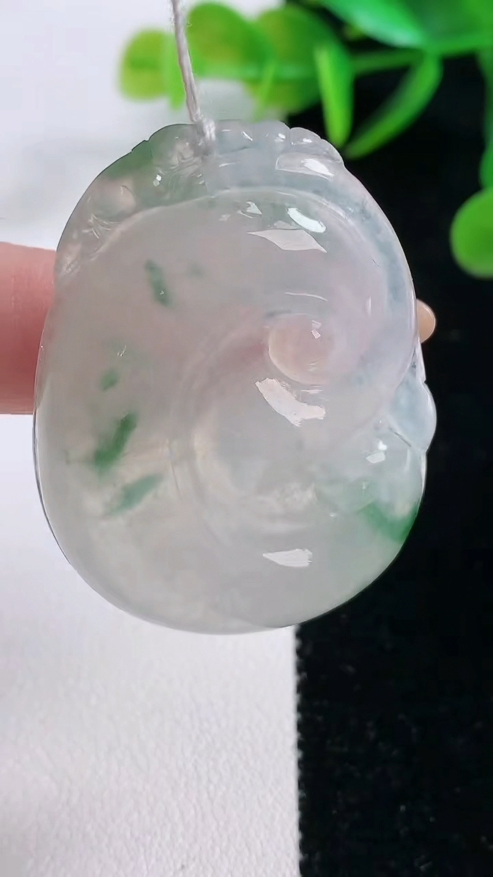 天然A货翡翠冰种飘花如意吊坠，尺寸46.7-33-5.9，重量:17.14g
11月26日