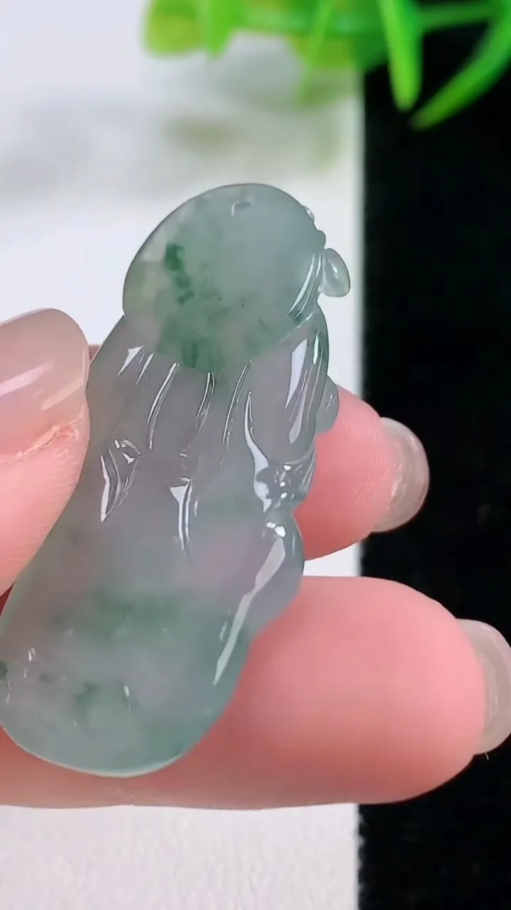 天然A货翡翠冰种飘花财神爷吊坠，尺寸39.6-16.8-5.2，重量:9.01g
11月26日