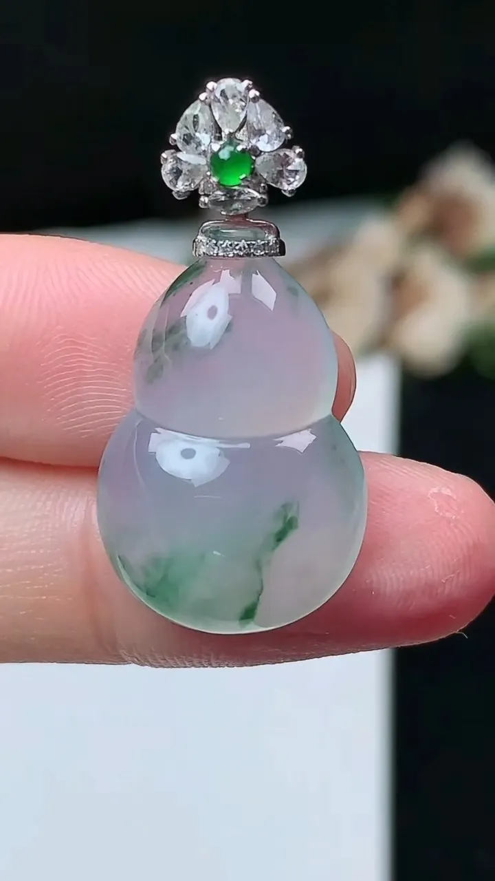 天然A货翡翠飘花葫芦吊坠，尺寸23-15.9-6，重量:4.20g
11月26日