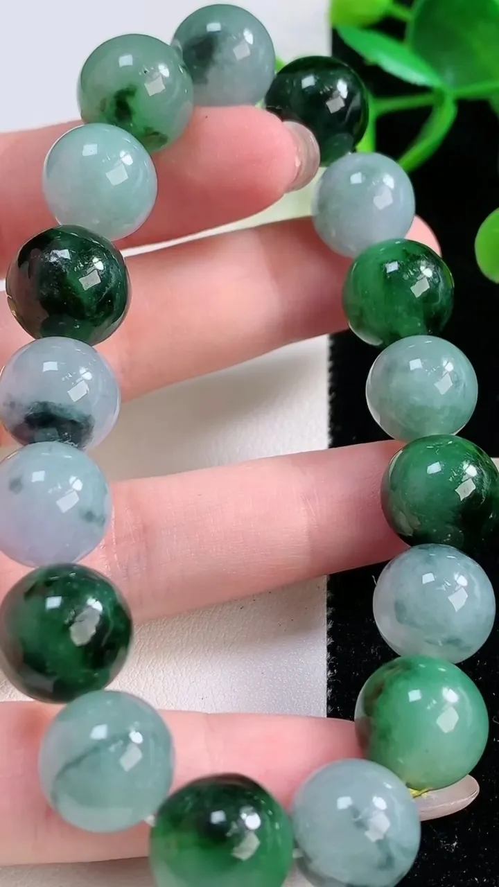 天然A货翡翠飘花圆珠手串，尺寸12.3-17颗，重量:58.43g11月26日
工厂直销收藏佳品,种好水足，色泽均匀，有种有色，上手高大气！