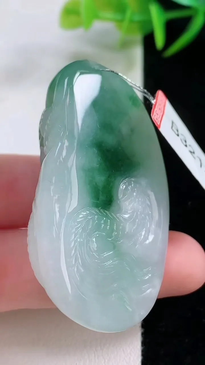 天然A货翡翠龙牌吊坠，尺寸51.3-29.6-18，重量:40.51g
11月26日