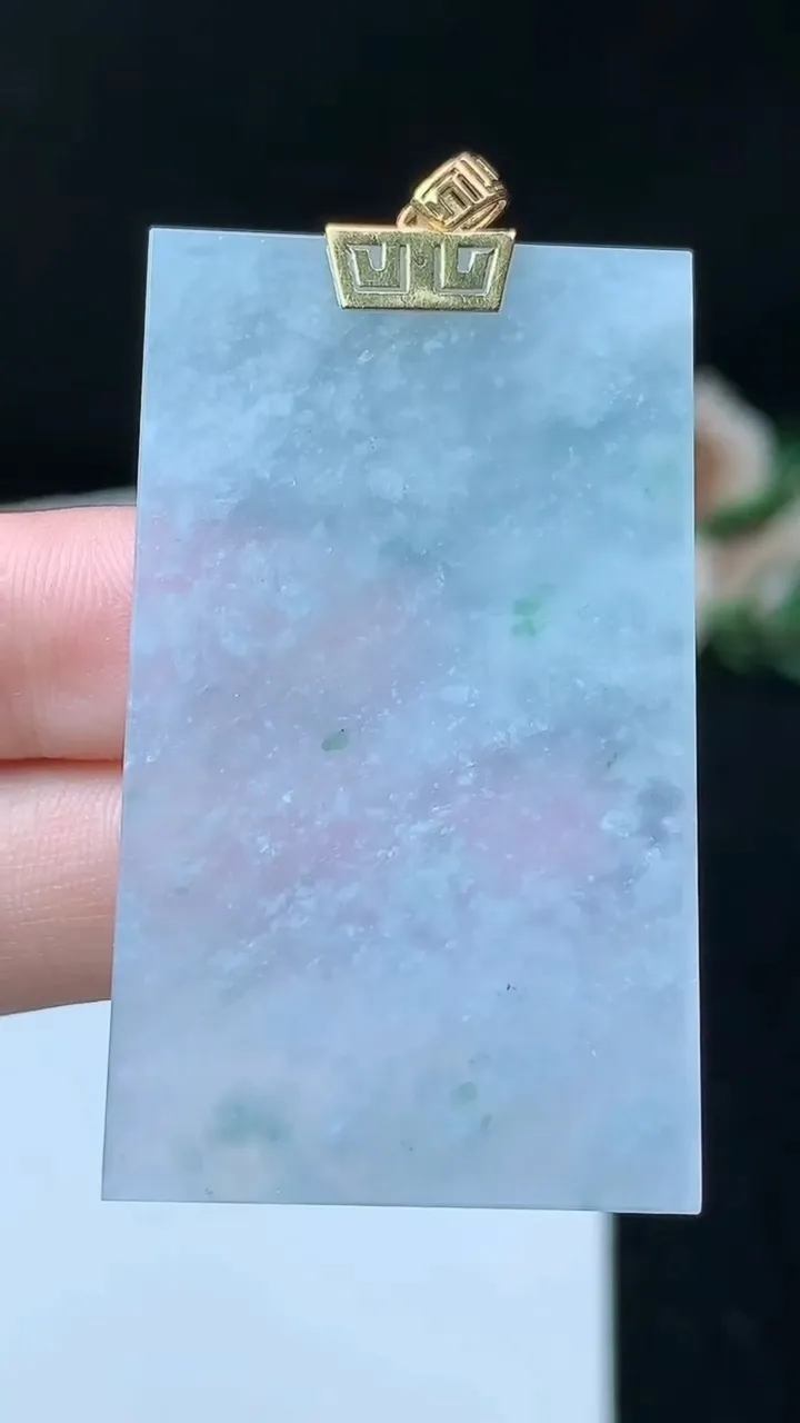 天然A货翡翠飘花无事牌吊坠，尺寸47.8-27.8-2.7，重量:13.02g
11月26日