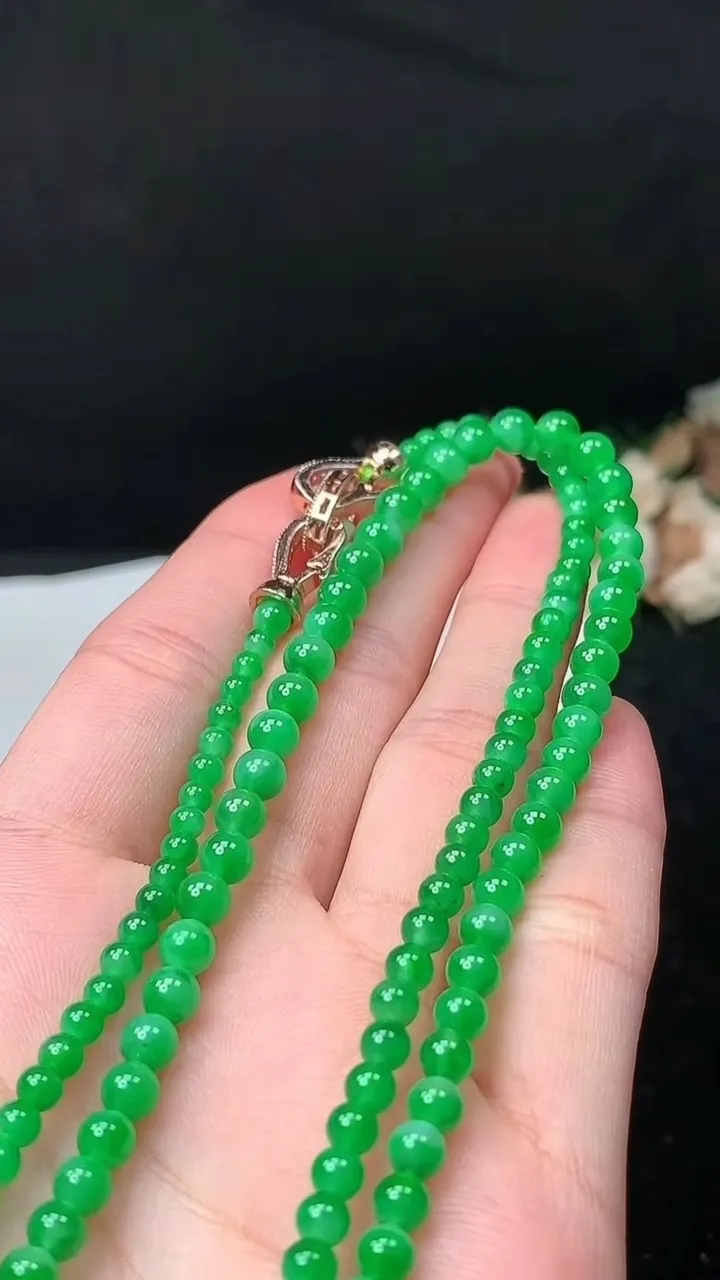 天然A货翡翠圆珠项链，尺寸5-142颗，重量:19.82g11月26日
工厂直销收藏佳品,种好水足，色泽均匀，有种有色，上手高大气！