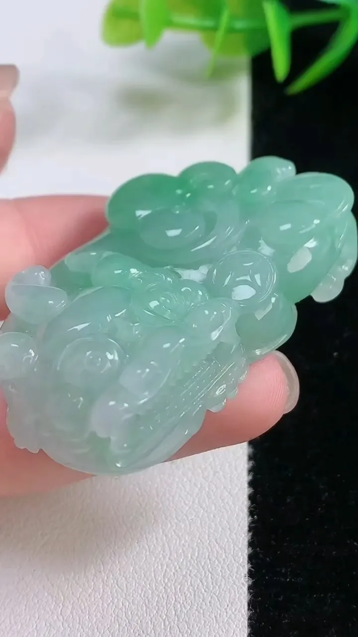 天然A货翡翠霸王貔貅吊坠，尺寸48-28.4-12.8，重量:40.80g
11月26日