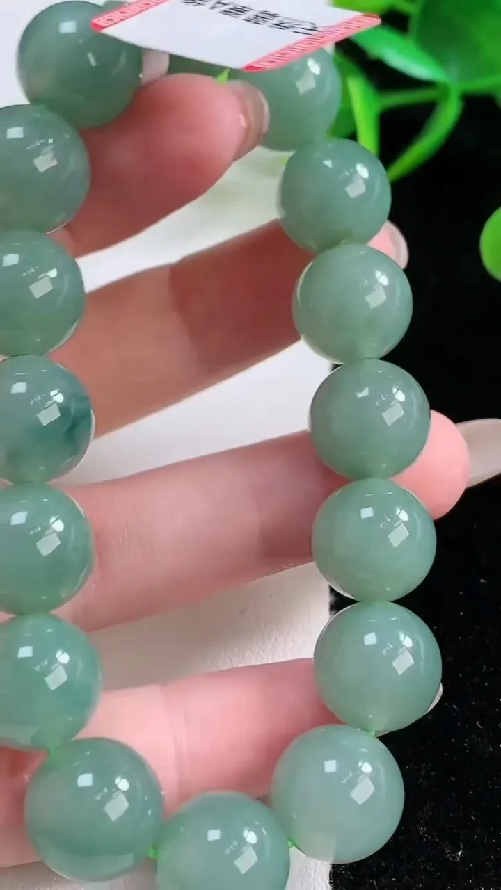 天然A货翡翠圆珠手串，尺寸12.3-16颗，重量:52.67g11月26日
工厂直销收藏佳品,种好水足，色泽均匀，有种有色，上手高大气！