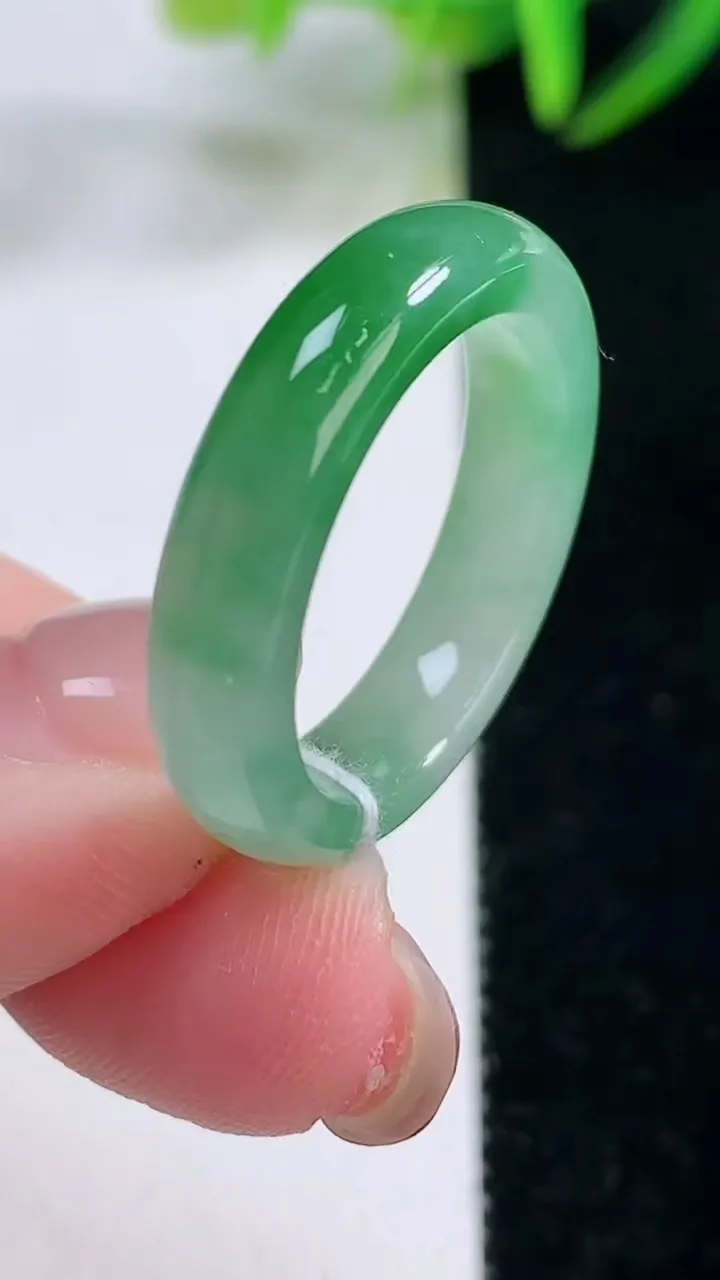 天然A货翡翠指环戒指，尺寸18.8-4.6-2.9，重量:3.83g2025年11月26日
工厂直销收藏佳品,种好水足，色泽均匀，有种有色，上手高大气！