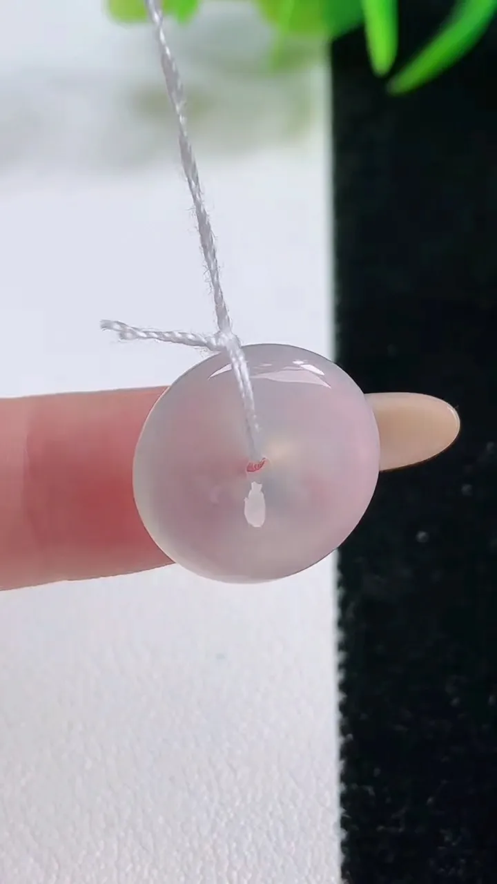 天然A货翡翠平安扣吊坠，尺寸16.6-4.3，重量:2.77g
11月26日