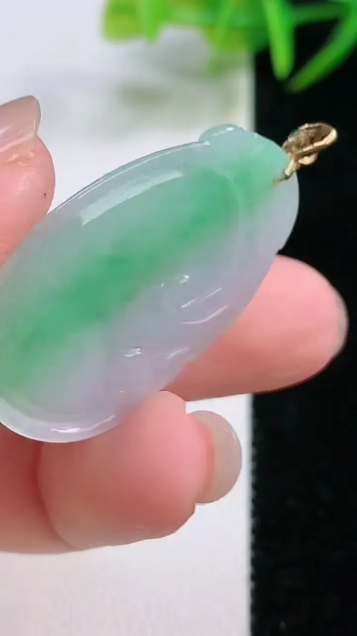 天然A货翡翠如意吊坠，尺寸33.4-22.7-4.7，重量:6.59g
11月26日
