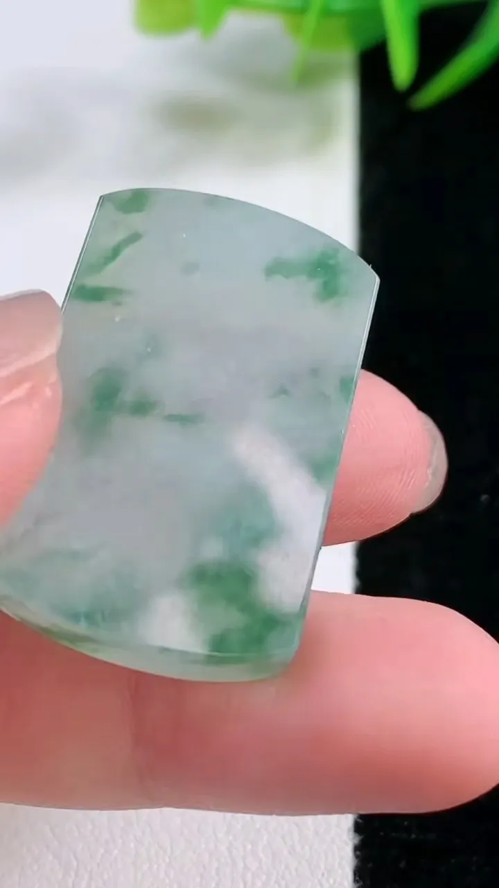 天然A货翡翠冰种飘花无事牌镶嵌件，尺寸33-20.6-5，重量:11.03g
11月26日